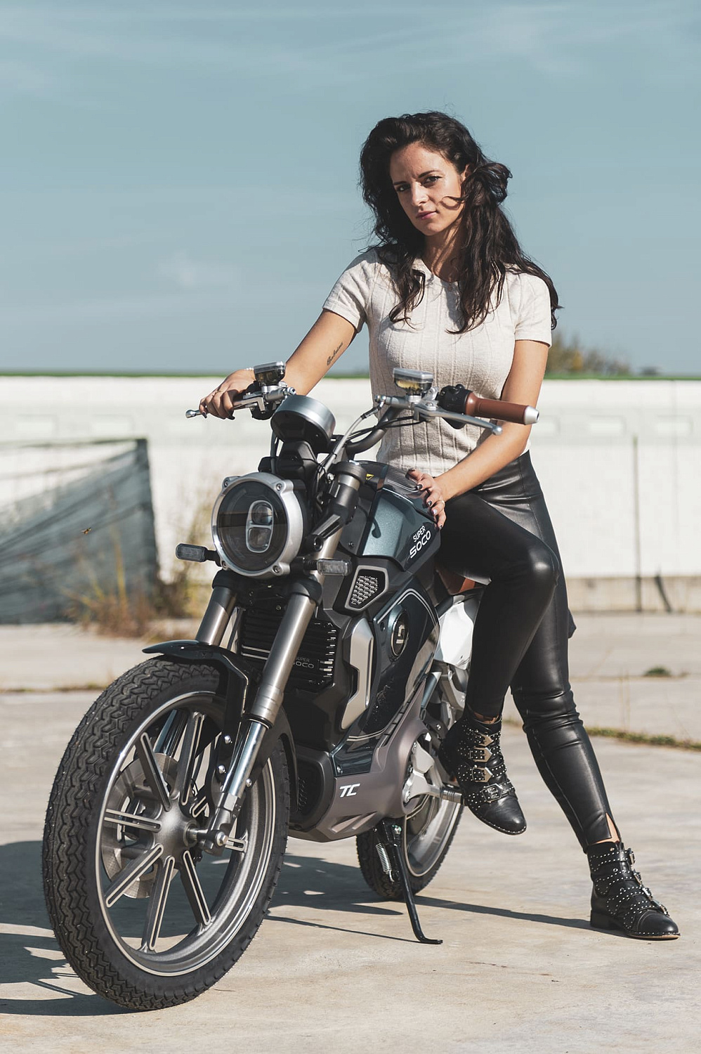 Электромотоцикл Super Soco TC (бриллиантовый черный)