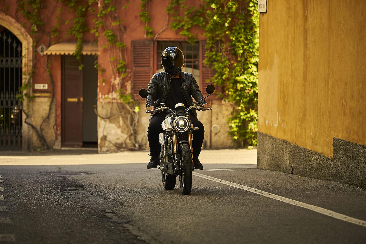 Электромотоцикл Super Soco TC Max (серый)